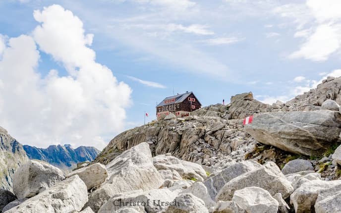 Die Barmer Hütte (2.610 m) im Osttiroler Defereggental, im südwestlichen Bereich des Nationalparks Hohe Tauern