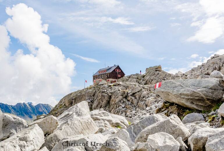 Die Barmer Hütte (2.610 m) im Osttiroler Defereggental, im südwestlichen Bereich des Nationalparks Hohe Tauern