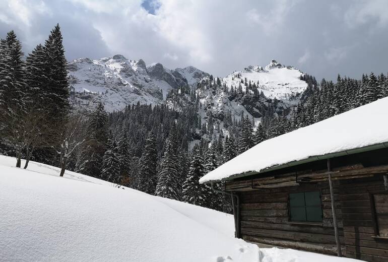 Die Kenzenhütte liegt im Naturschutzgebiet Kenzen in den bayerischen Ammergauer Alpen.