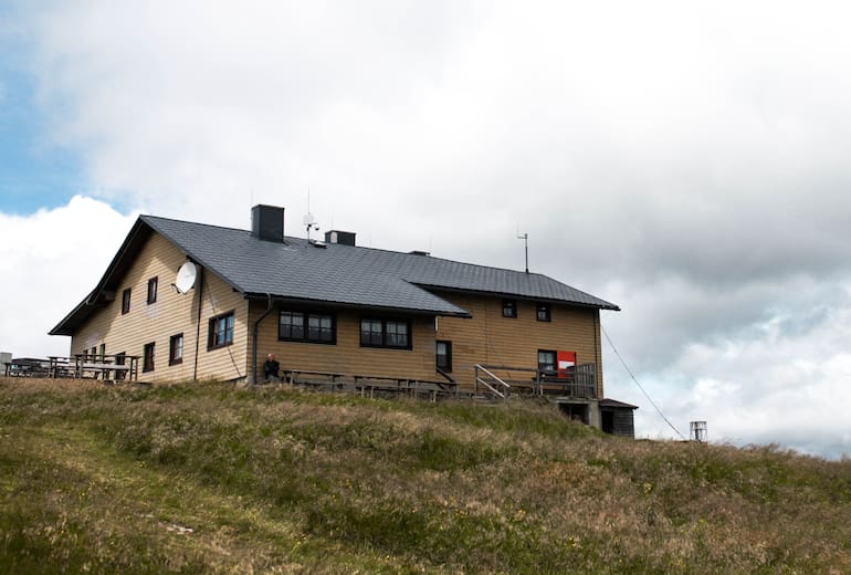 Das familienfreundliche Wetterkoglerhaus ist ein beliebter Treffpunkt für Wanderer, Mountainbiker und Skitourengeher. 