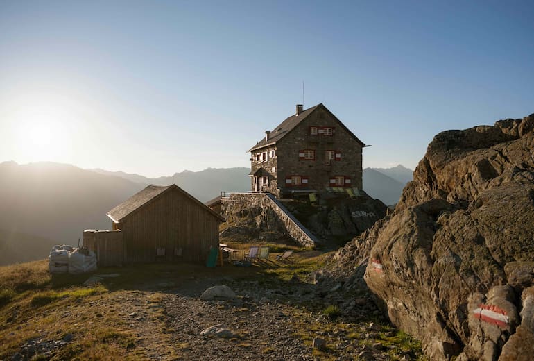 Die Erlanger Hütte ist eine typische Alpenvereinshütte in den Ötztaler Alpen.