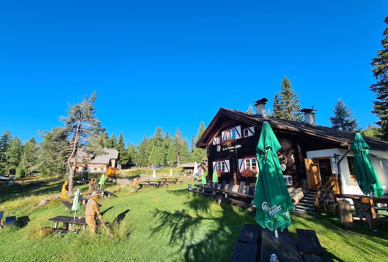 Auf der Sonnalm Stubeck lockt die nahezu ganzjährig bewirtschaftete Frido-Kordon-Hütte