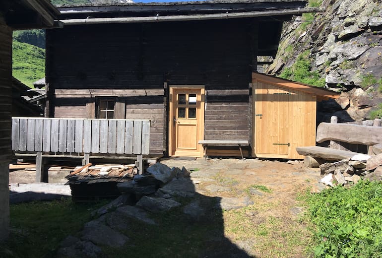 Am Fuße des Großvenedigers gelegen, steht die Hütte auf 1.698 m Seehöhe in einem kleinen Almdorf.
