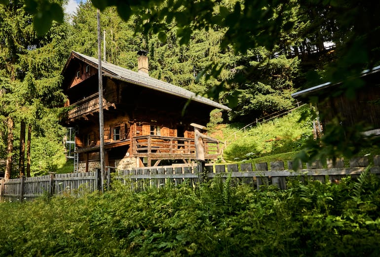 Die Vinzenz-Tollinger-Hütte bei Tulfes, oberhalb von Hall in den Tuxer Alpen 