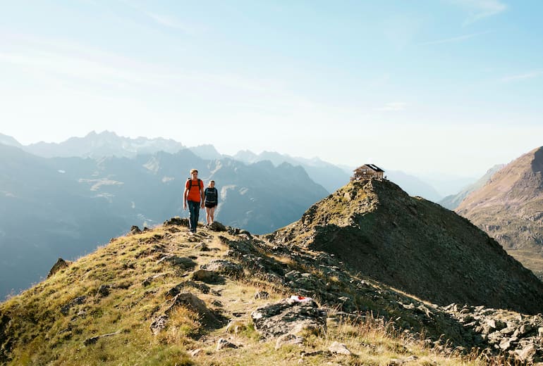 Das Brunnenkogelhaus mit Blick in die Stubaier Alpen