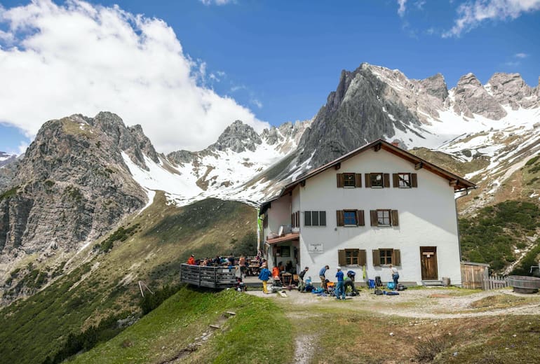 Die Steinseehütte steht in prächtiger Umgebung in den Lechtaler Alpen. 