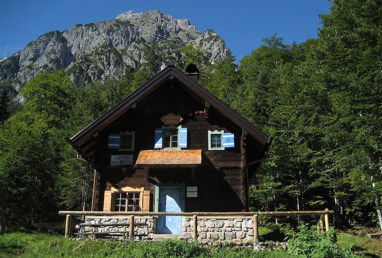 Die Eckberthütte umgeben von Wald und einem tollen Bergpanorama