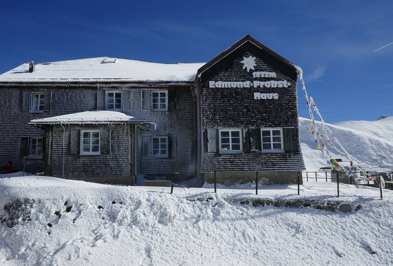 Das Edmund-Probst-Haus (1.930 m) steht in den Allgäuer Alpen am Fuße des Nebelhorns
