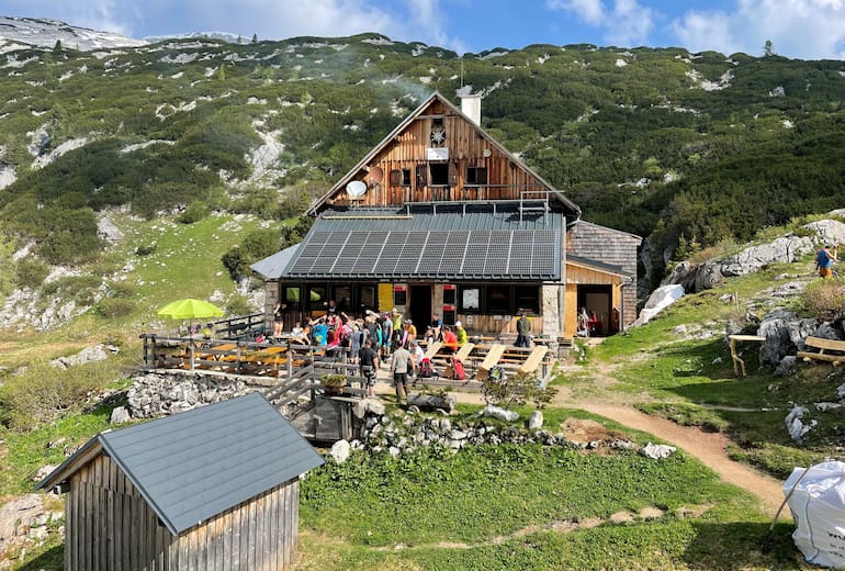 Die Pühringerhütte (1.637 m) im steirischen Teil des Salzkammergutes befindet sich direkt am Elmsee am Fuße des Elm und des Rotgschirr