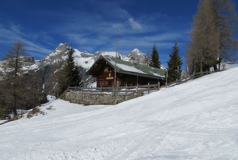 Die Freilassinger Hütte im Winter