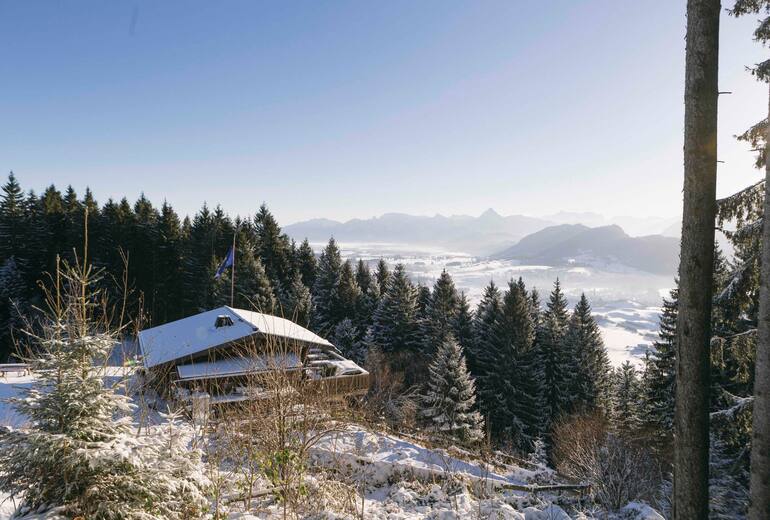 Die Hündeleskopfhütte hat auch im Winter geöffnet und bietet einen schönen Blick ins Tal.