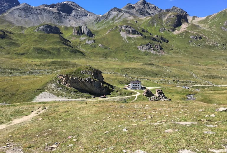 Die auf Schweizer Boden und im Silvrettagebirge stehende Heidelberger Hütte ist das Ziel vieler Wanderer, Bergsteiger, Kletterer sowie Schnee- und Skitourengeher.