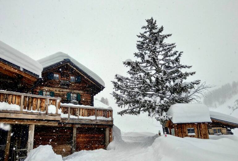 Berghaus Heimeli tief verschneit im Winter