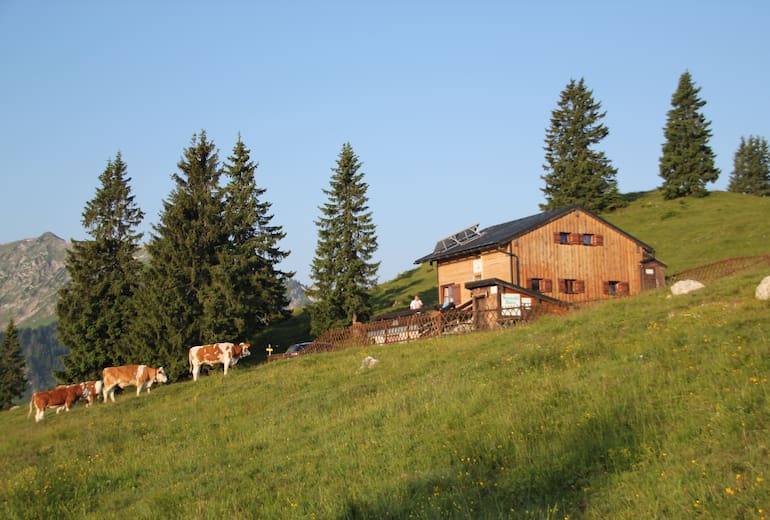Die Seewaldhütte ist eine Selbstversorgerhütte oberhalb der Ortschaft Achenkirch.
