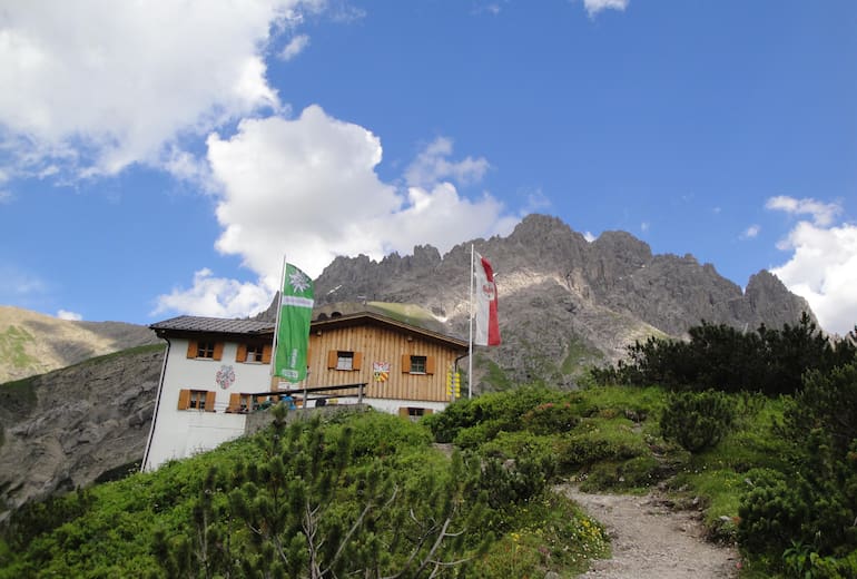 Die Hanauer Hütte vor der Kulisse der Lechtaler Alpen.
