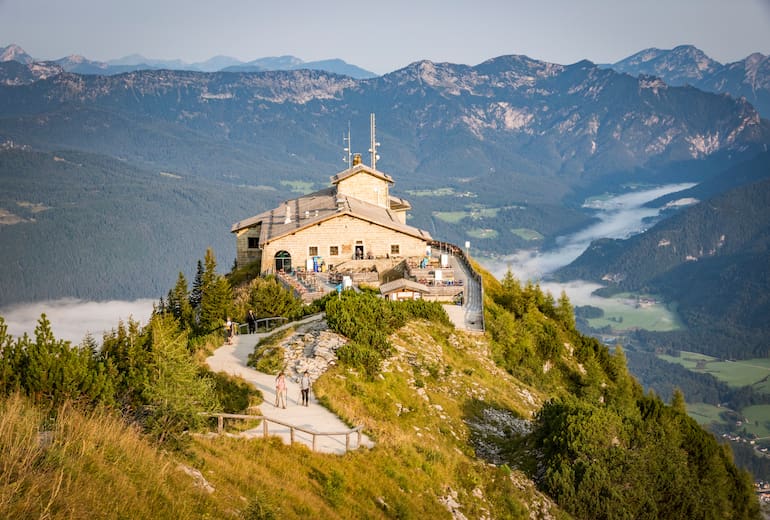 Das Kehlsteinhaus steht exponiert, knapp unterhalb des Kehlsteingipfels, auf einer Seehöhe von 1.834 m weit oberhalb von Berchtesgaden in Bayern. 
