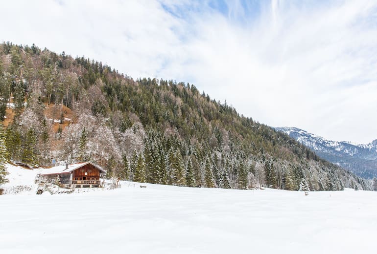 Die Selbstversorgerhütte Kloaschaualm (887 m) liegt in den Schlierseer Bergen im Mangfallgebirge