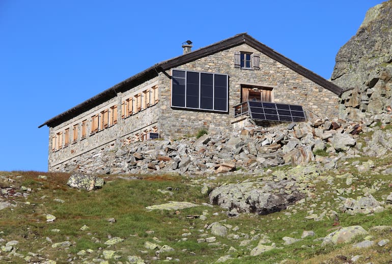 Die Klostertaler Umwelthütte (2.362 m) liegt im österreichischen Teil der Silvretta