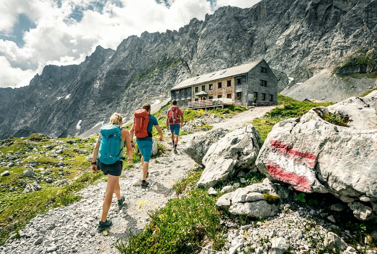 Wer die Karwendeltour oder die Weitwanderwege Via Alpina oder Adlerweg geht, kommt auch an der Lamsenjochhütte (1.953 m) vorbei.