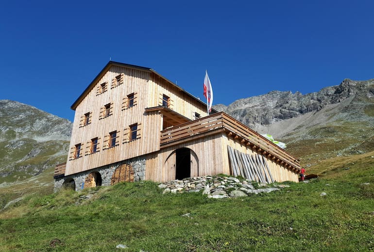 Die Neue Thüringer Hütte in der Nachmittagssonne