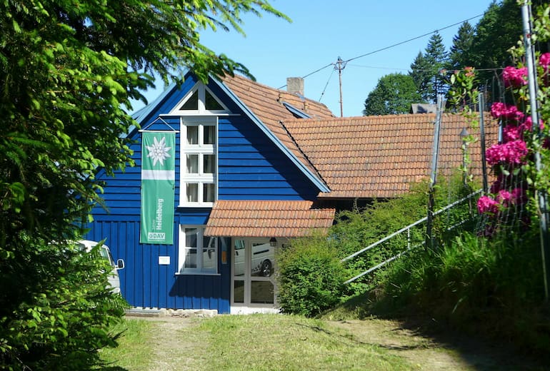 Die im Schwarzwald auf einer Höhe von 370 m gelegene Wiedenbachhütte ist eine ganzjährig geöffnete Selbstversorgerhütte.