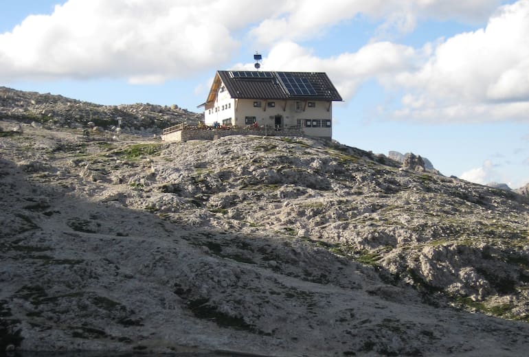 Die Pisciadù-Hütte steht in der nördlichen Sellagruppe und südlich des Grödner Jochs am Ufer des türkisfarbenen Pisciadùsees in Südtirol.