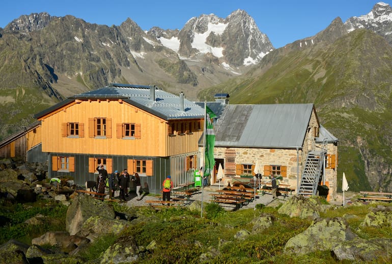 Diese früher als Neue Chemnitzer Hütte bekannte Hütte liegt in den Öztaler Alpen im Pitztaler Geigenkamm.