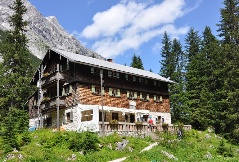 Die Reintalangerhütte steht am wohl idyllischten Flecken im Wettersteingebirge in Bayern.