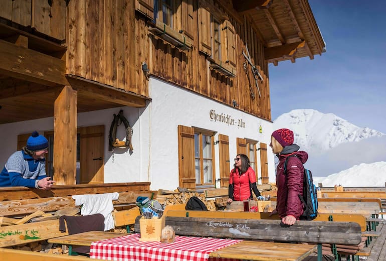 Die Ehenbichler Alm hat auch im Winter geöffnet.