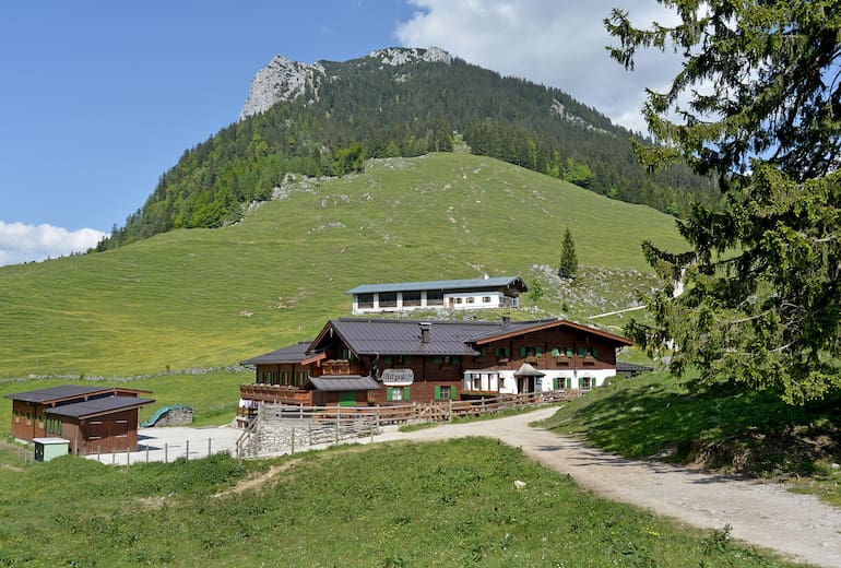 Die Ritzau-Alm (1.161 m) am westlichen Ausläufer des Zahmen Kaisers ist ein Dorado für Wanderer, Bergsteiger und Naturfreunde. 