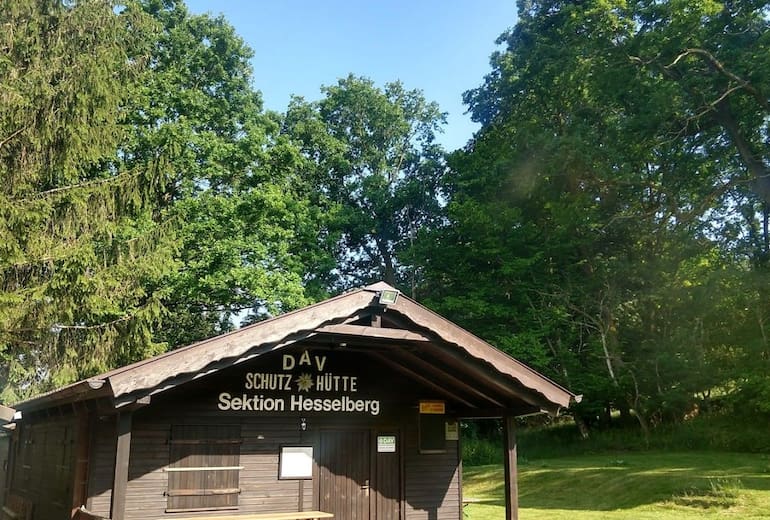Die Hesselberg Hütte ist eine urige Schutzhütte und bewirtschaftete Einkehr am Nordhang des Hesselbergs in Bayern. 