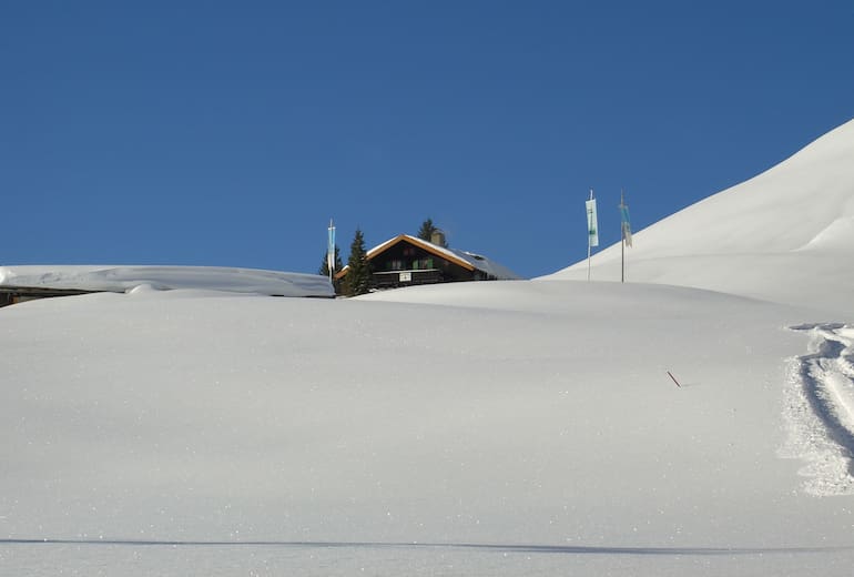 Die Schönfeldhütte liegt zwischen dem Spitzingsee, von welchem auch der Aufstieg zur Hütte beginnt, und der Aiplspitze.