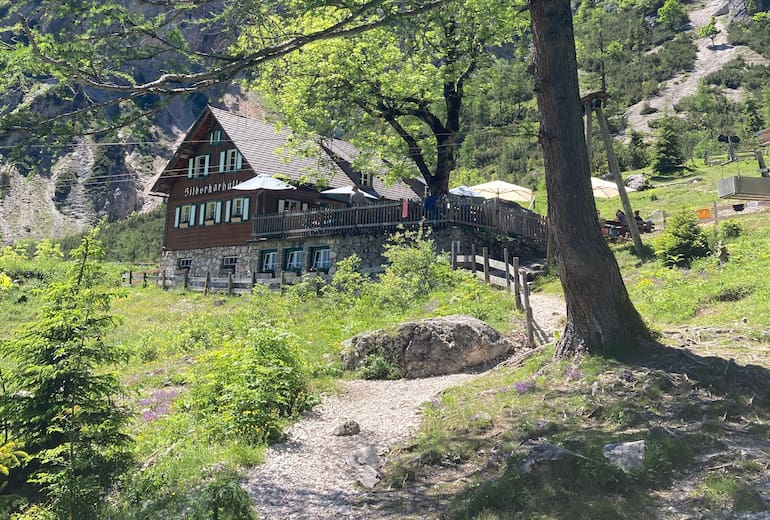 Die Silberkarhütte liegt im Herzen des Dachstein-Massivs. 