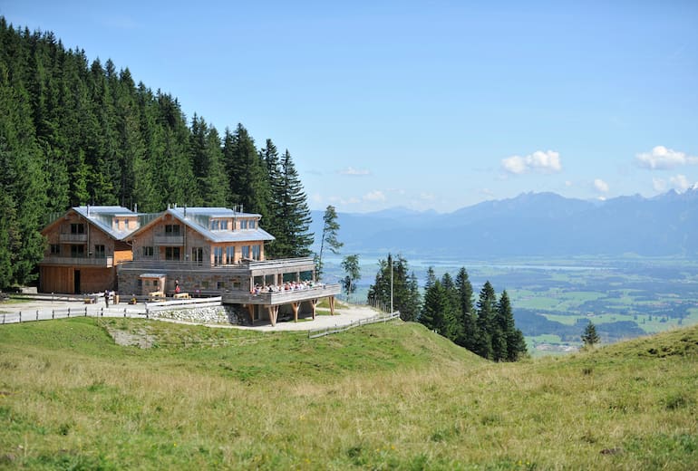 Die Berglodge liegt nahe der Bergstation der Alpspitzbahn mit Panoramaaussicht auf die Allgäuer Alpen und ins Voralpenland.