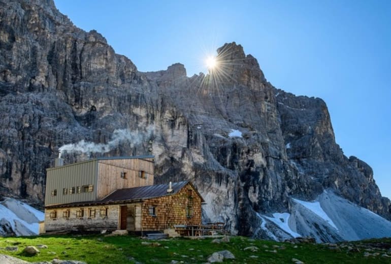 Die Südtiroler Tribulaunhütte am Sandsee