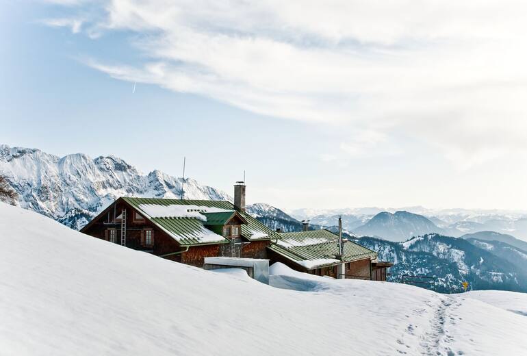 Die Vorderkaiserhütte im Kaisergebirge im Winter