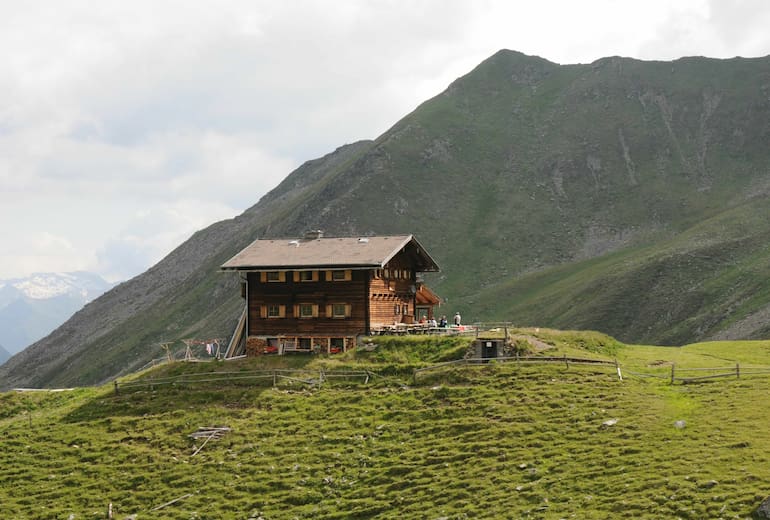 Die Zupalseehütte in der Lasörlinggruppe.