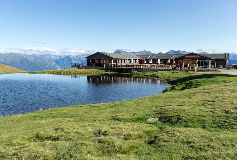 Das Bergrestaurant Alpe Foppa mit See