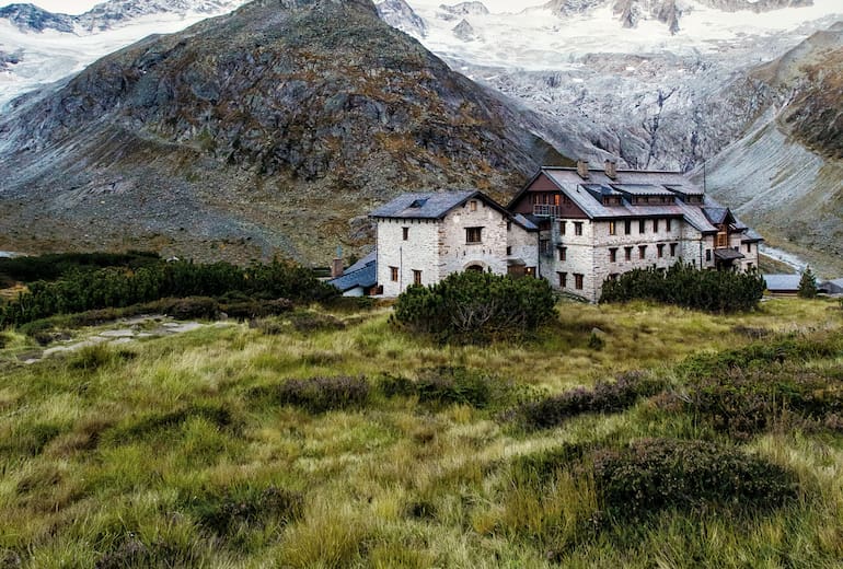 Die Alpenvereinshütte auf 2.042 m Seehöhe ist genauso spektakulär wie das Rundherum. Gleich dahinter das Steinmandl (2.634 m), rechts davon zieht sich das Eis des Waxeggkees-Gletschers langsam zurück.