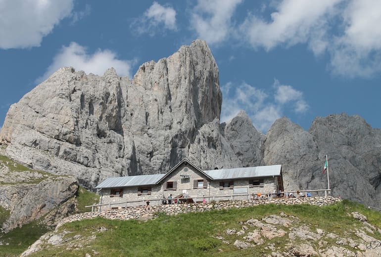 Die Calvin Hütte mit dem Monte Chiadenis