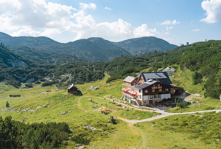Die Gjaidalm auf 1.738 Metern ist Ausgangspunkt für zahlreiche Touren am Dachstein