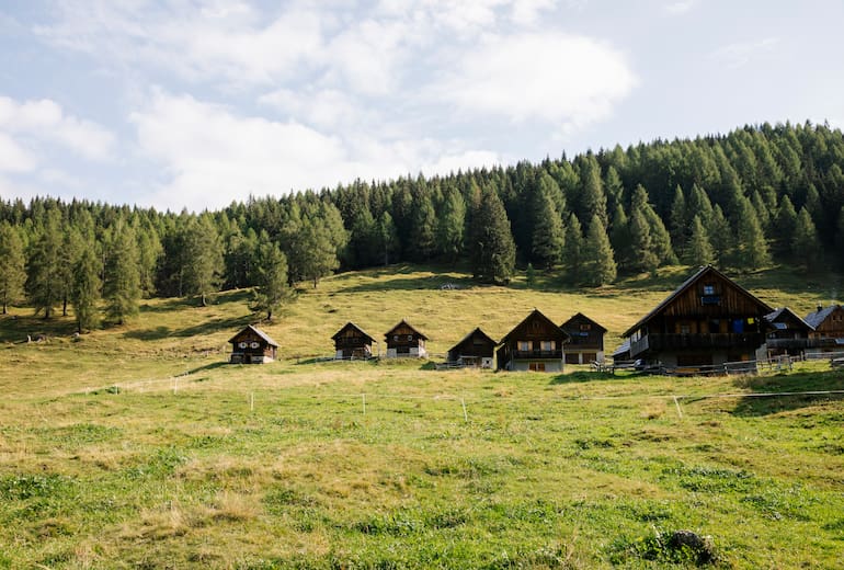 In einem Talkessel auf rund 1.500 Metern Seehöhe reiht sich hier Holzhaus an Holzhaus und ergibt so das Flair eines uralten Almdorfes.