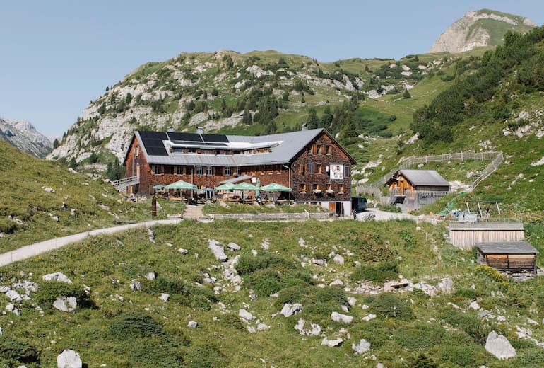 Die Freiburger Hütte (1.931 m) im Vorarlberger Lechquellengebirge liegt am Fuß der Roten Wand und etwas oberhalb des Formarinsees. 