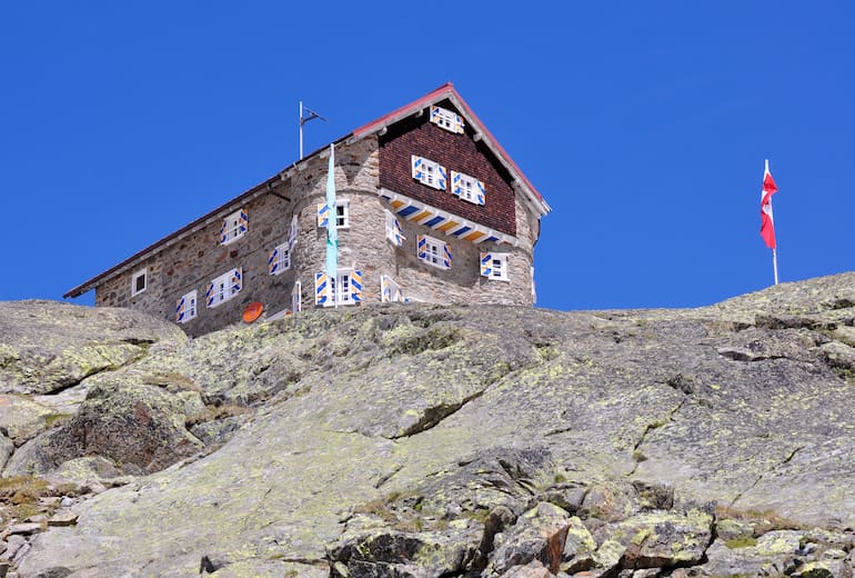 Am Fuße der höchsten Gipfel der Stubaier Alpen liegt die Siegerlandhütte.