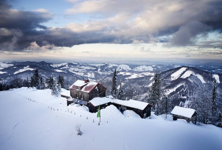 Die schneebedeckte Julius-Seitner-Hütte unweit von Wien