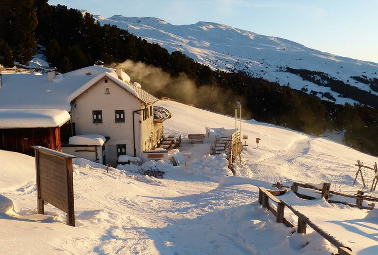 Die Klausner Hütte hat auch im Winter geöffnet.
