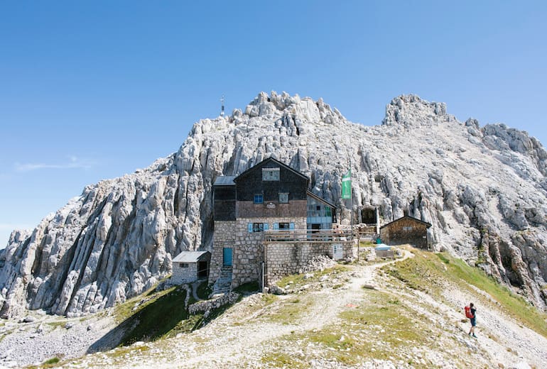 Die Meilerhütte (2.366 m) befindet sich unmittelbar am Wettersteinkamm direkt auf einem Grat im Dreitorspitzgatterl.
