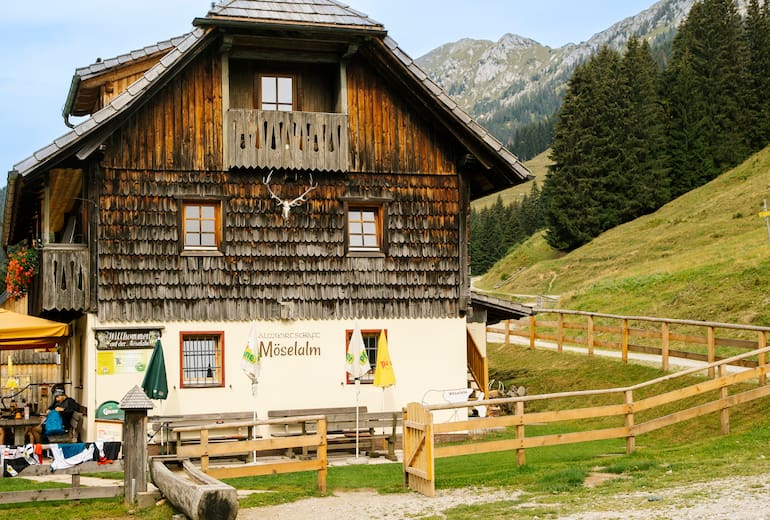 Die Möselalm liegt in den Gailtaler Alpen und ist von Weißbriach im Gitschtal und auch von Kirchbach im Gailtal aus erreichbar.