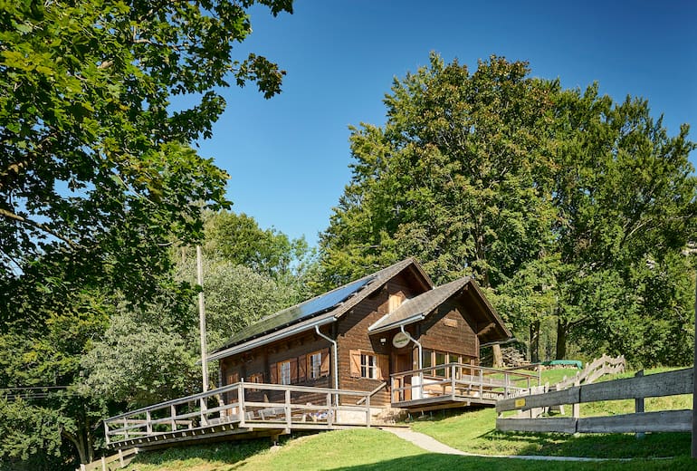Die Mollner Hütte liegt auf 1.005 m Höhe am Gaisberg in den Oberösterreichischen Voralpen.