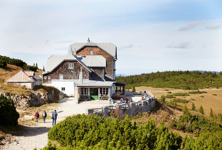 Zum Ottohaus geht man von der Bergstation der Rax-Seilbahn gerade einmal eine halbe Stunde – und das auf breiten, weitgehend ebenen Wegen.